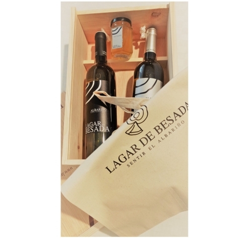 Lagar de Besada + Baladiña on Lias. Wooden box with 2 bottles and 1 bottle of gelee